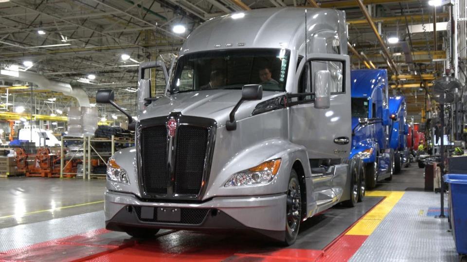 A Kenworth T680 Signature Edition with a 76-inch high roof sleeper was delivered recently to Heartland Express during a special ceremony at Kenworth’s Chillicothe plant.