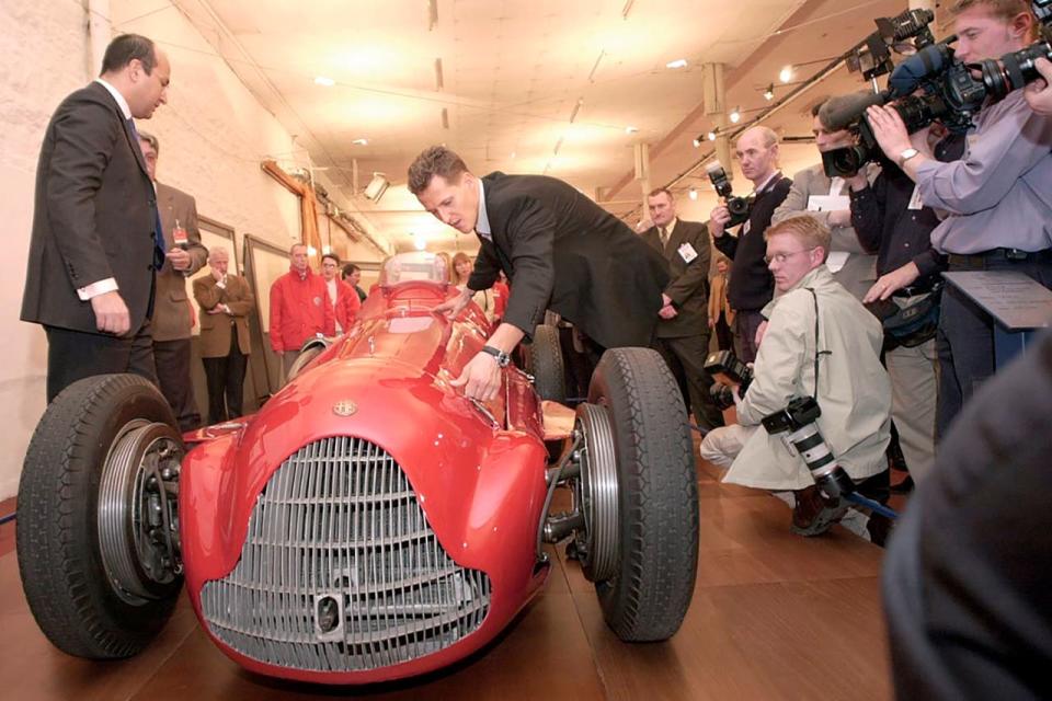 Marzo de 2000, en Dublín: Schumacher y un Ferrari de comienzos de los años cincuentas; el alemán obtuvo cinco cetros en la Scuderia y fue el piloto más importante de las siete décadas del equipo en la Fórmula 1.