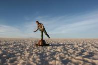 <p>Las proporciones y los contrastes se distorsionan en las inmensidades blancas del Salar de Uyuni (Flickr/ Tak) </p>