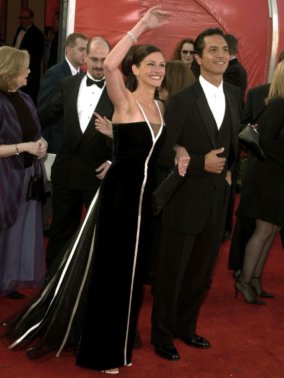 <p>La alfombra roja de la 73 edición siempre se recordará por el acertado y carísimo vestido de Julia Roberts. ¡Costó 95.000 dólares! (Foto: Gtres). </p>