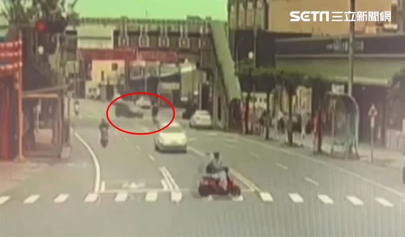 鄭姓男子騎車通過路口，撞上左轉轎車的右側車身。（圖／翻攝畫面）