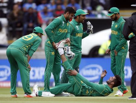 Britain Cricket - India v Pakistan - 2017 ICC Champions Trophy Group B - Edgbaston - June 4, 2017 Pakistan's Mohammad Amir receives medical attention Action Images via Reuters / Paul Childs Livepic