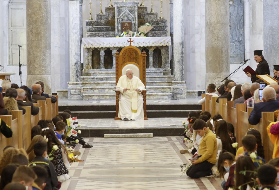 El papa Francisco escucha el discurso de bienvenida del patriarca católico sirio Ignatius Joseph III Yonan, a la derecha, durante un encuentro con la comunidad de Qaraqosh en la iglesia de la Inmaculada Concepción en Qaraqosh, Irak, el domingo 7 de marzo de 2021. La pequeña comunidad cristiana de Qaraqosh regresó a la localidad tras la guerra, donde reconstruyó la iglesia, que el grupo extremista Estado Islámico había utilizado como campo de tiro. (AP Foto/Andrew Medichini)