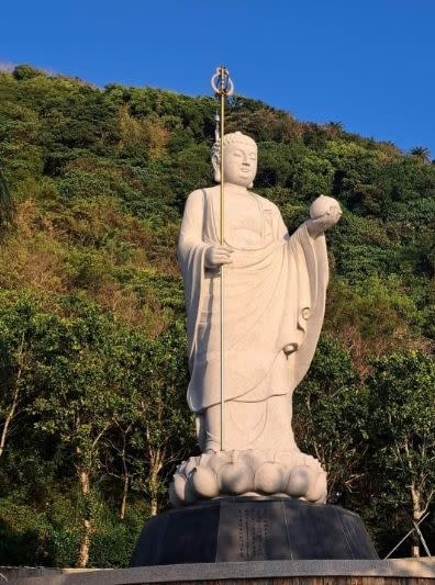 花蓮和南寺去年底剛開光的藥師佛佛像。（圖／翻攝臉書「以蘇花公路即時路況為主的平台」）