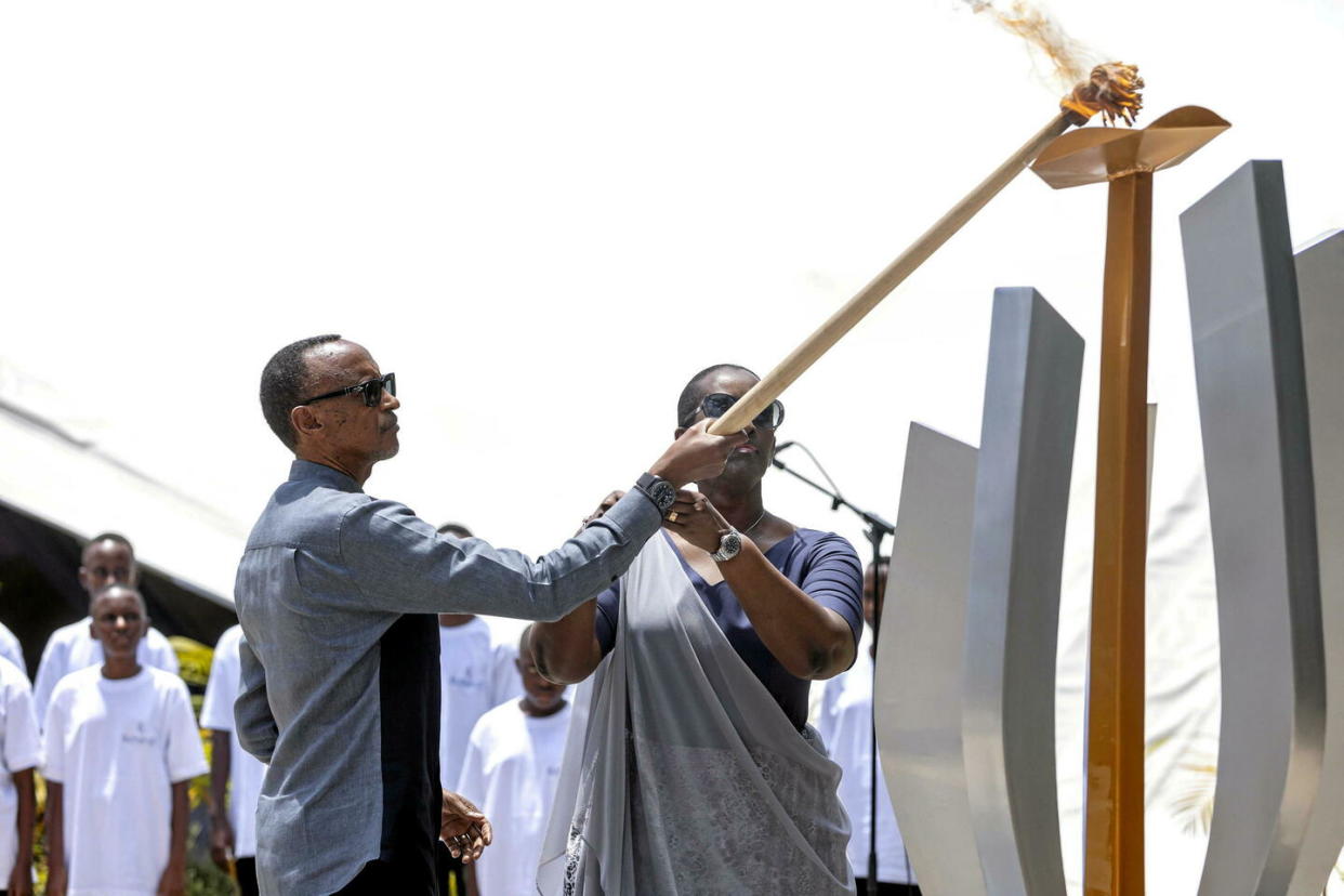 Le président du Rwanda et ancien chef de la rébellion tutsie, Paul Kagame, allume une flamme commémorative, au mémorial du génocide de Gisozi, à Kigali, le 7 avril 2023.   - Credit:Muhizi Olivier/AP/Sipa