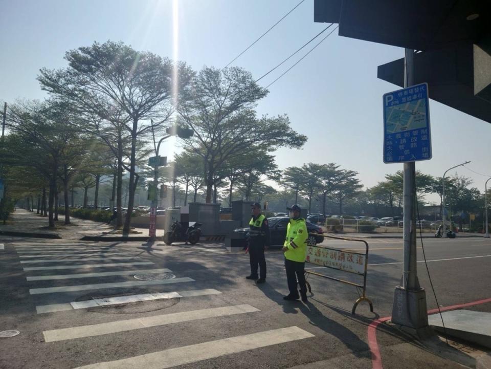 高市警加強駁二周邊道路交通管制。   圖：高雄市交通警察大隊/提供