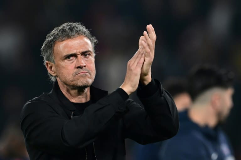 El entrenador del PSG, Luis Enrique, aplaude a los hinchas de su equipo después de la eliminación de su equipo ante el Borussia Dortmund en semifinales de la Liga de Campeones. En París, el 7 de mayo de 2024 (MIGUEL MEDINA)
