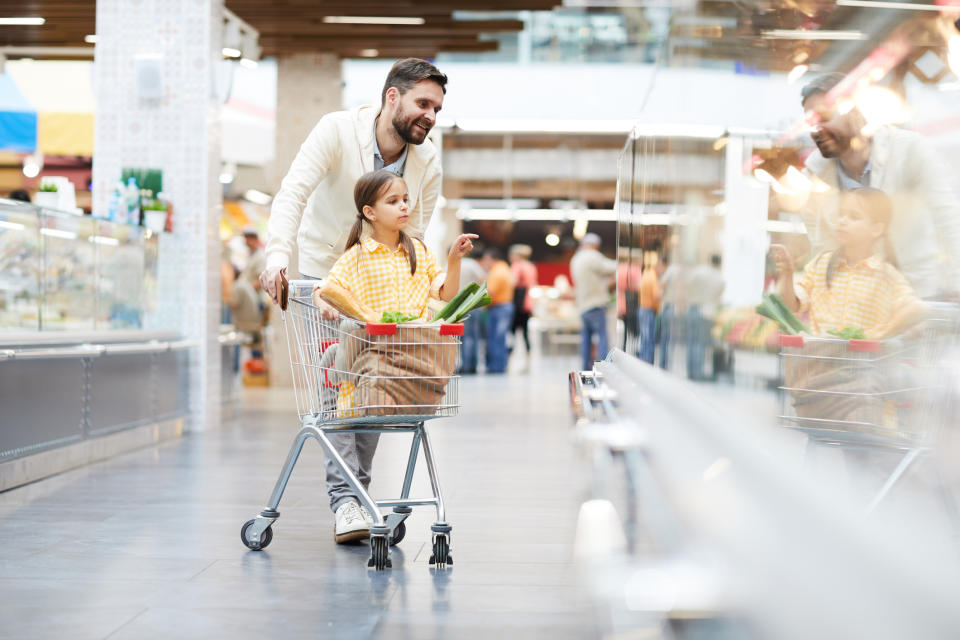 Ein Aldi-Kunde mag keine Kinder in Einkaufswagen, deshalb drückte er seine Wut in einer Facebook-Gruppe aus. (Symbolbild: Getty Images)