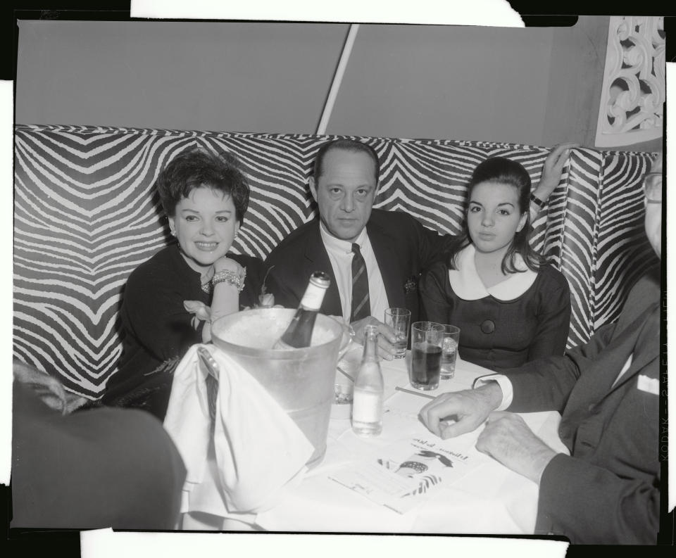 La actriz de hollywood Judy Garland con director Sid Luft y su hija Liza Minelli en El Morocco Club en Nueva York 1956. Getty Images