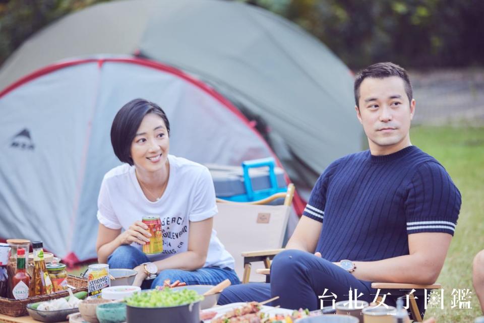 張孝全（右）在《台北女子圖鑑》中，身穿BRUNELLO CUCINELLI與桂綸鎂（左）對戲。（藍鐘提供）