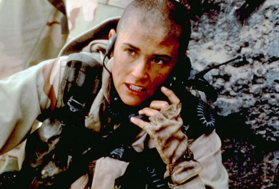 Demi Moore (”G.I. Jane”, 1997): Siguiendo la valentía de Sigourney Weaver en “Alien 3″ y cuando era mucho más atrevido lucir sin pelo para una mujer, Demi se atrevió a sacrificar su cabellera para ponerse a las órdenes del gran Ridley Scott.