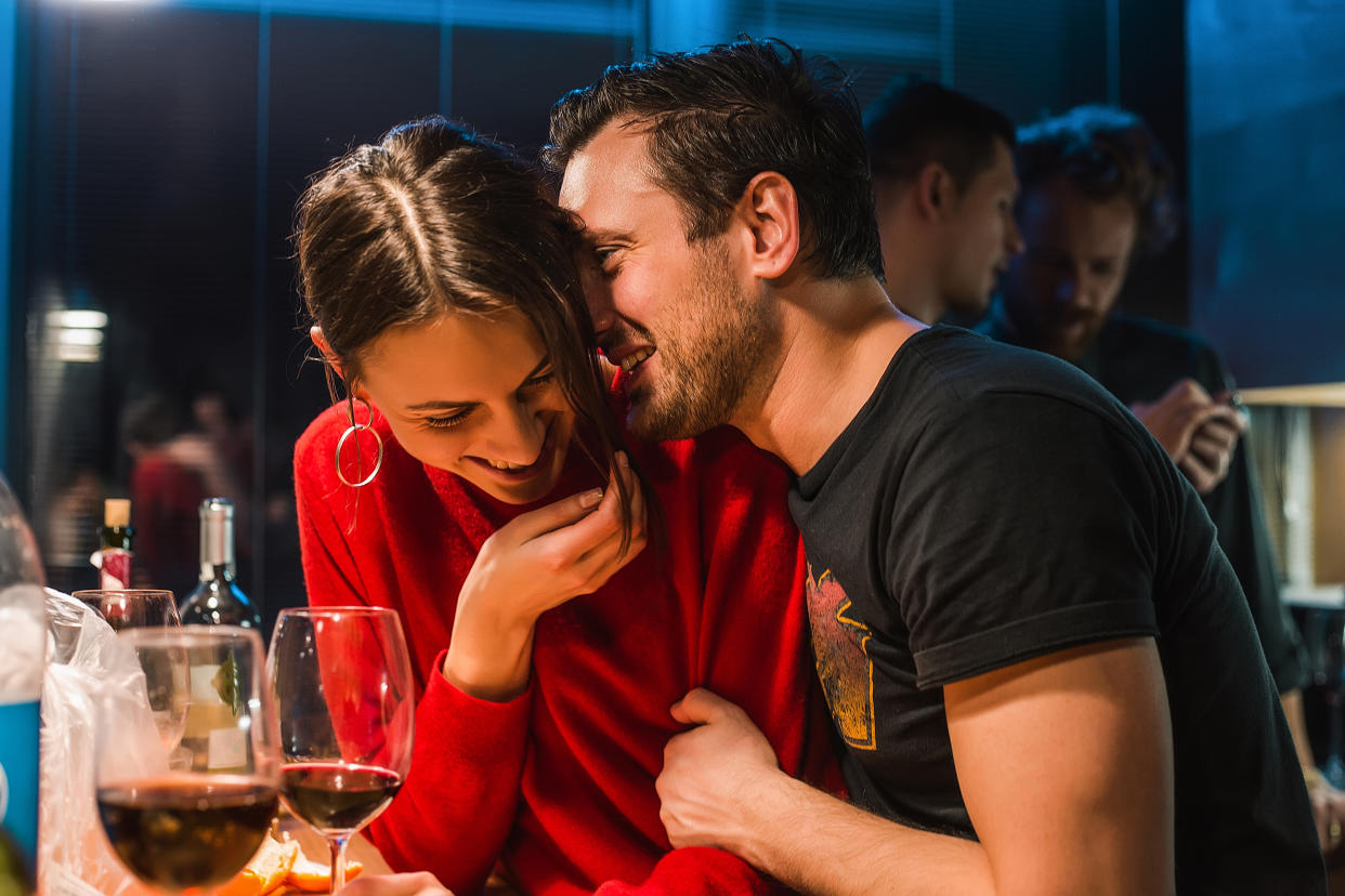 Histoires de femmes infidèles : "Il m’a fait jouir sans me déshabiller, dans une pièce bondée". Photo : Getty Creative.