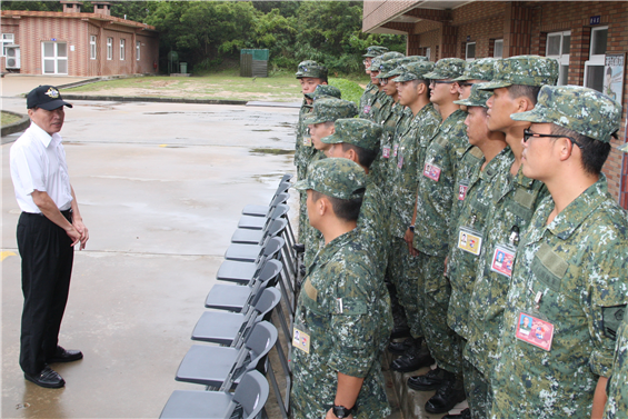 國防部長高廣圻25日視導金門防務時，肯定官兵戮力戰訓工作，用心守護國家安全的辛勤付出。（軍聞社記者林敬傑攝）