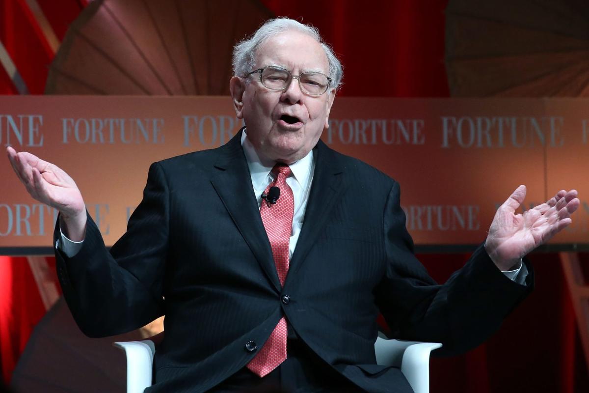 Warren Buffett says you should never trust a financial pundit: It's like  finding gold and then 'handing the map to the neighbors showing its  location