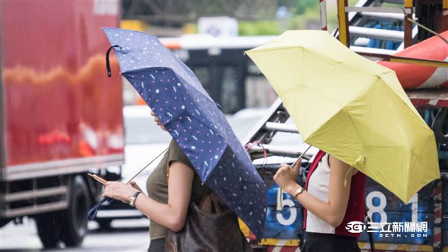 今日起至週六台灣附近盛行西南風，中南部易降雨，降雨為不定時、局部性的。（圖／資料照）