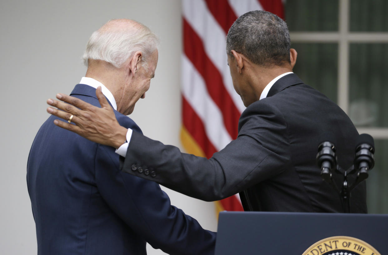 U.S. President Barack Obama (R) and Vice President Joe Biden walk back to the Oval Office after speaking about the Supreme Court ruling to uphold the nationwide availability of tax subsidies that are crucial to the implementation of the Affordable Care Act, at the White House in Washington June 25, 2015.  REUTERS/Gary Cameron 