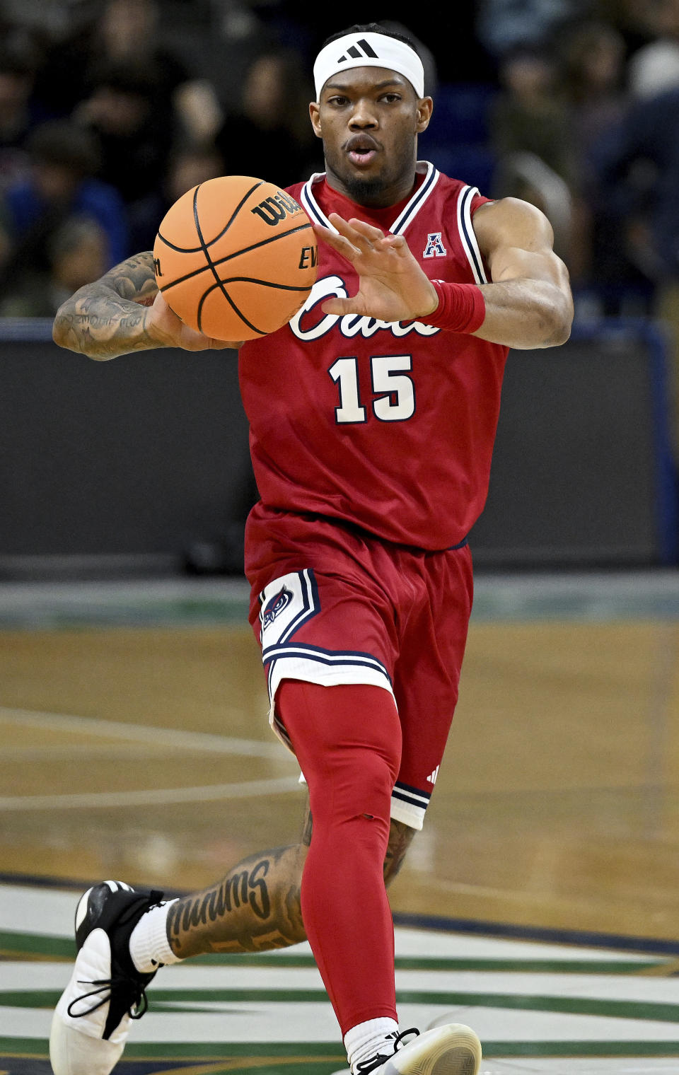 Florida Atlantic's Alijah Martin passes the ball against Florida Gulf Coast in the first half of an NCAA college basketball game, Saturday, Dec. 30, 2023, in Fort Myers, Fla. (AP Photo/Chris Tilley)