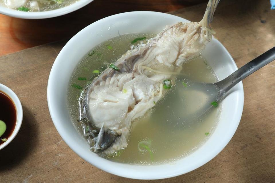 「草魚肉湯」有厚切大片的魚身肉，質地扎實甘美、沒土味，蘸醬吃更鮮。（45元／碗）
