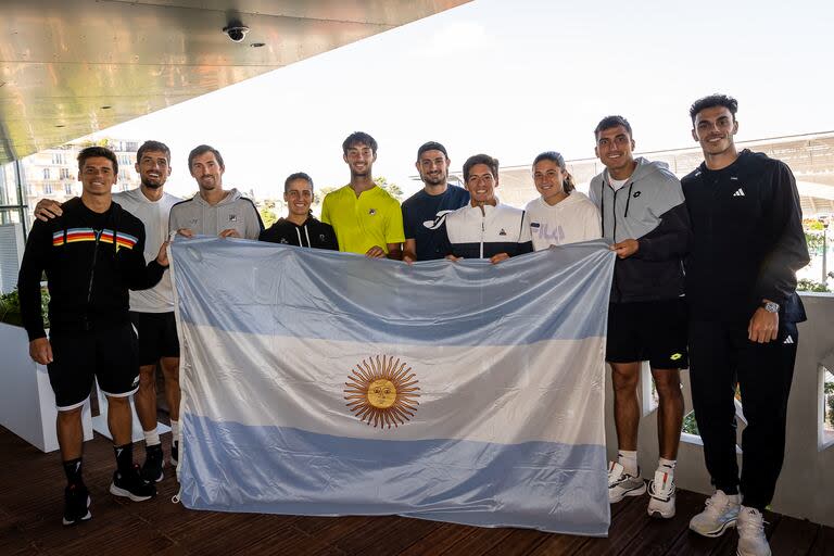 Federico Coria, Pedro Cachin, Andrés Molteni, Lourdes Carle, Thiago Tirante, Mariano Navone, Sebastián Báez, Julia Riera, Román Burruchaga y Francisco Cerúndolo, la nueva legión de Argentinos en París; faltan Nadia Podoroska (llegó después) y Tomás Etcheverry, a punto de jugar la final en Lyon