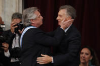 El nuevo presidente de Argentina, Alberto Fernández, a la izquierda, abraza al presidente saliente Mauricio Macri después de prestar juramento en el Congreso en Buenos Aires, Argentina, el martes 10 de diciembre de 2019. (AP Foto / Natacha Pisarenko)