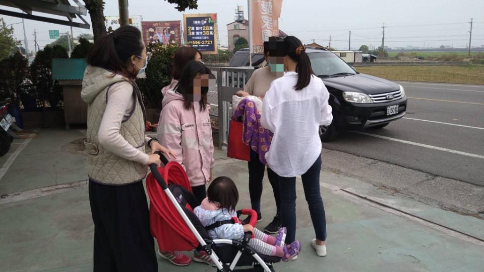 寒冬天候，雲林某育幼院門口發現二個月大男棄嬰。 （記者陳正芬翻攝）