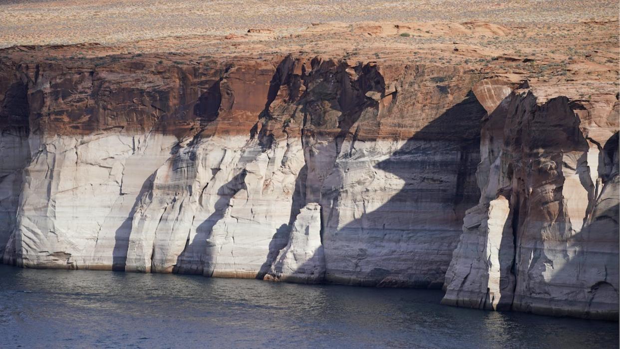 The white 'bathtub ring' around Lake Powell, which is roughly 110 feet high, shows the former high water mark. <a href="https://newsroom.ap.org/detail/DroughtLakePowell/5288ffa6ba2c44f38526491d1fde4b77/photo" rel="nofollow noopener" target="_blank" data-ylk="slk:AP Photo/Rick Bowmer;elm:context_link;itc:0;sec:content-canvas" class="link ">AP Photo/Rick Bowmer</a>