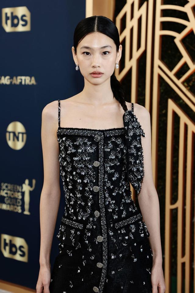 Hoyeon Jung Stuns in Louis Vuitton Dress at 2022 SAG Awards