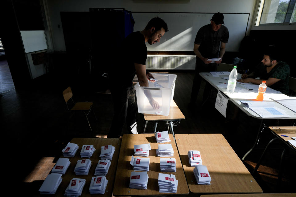 Un trabajador electoral junta en montones los votos para el conteo tras el cierre de urnas en Santiago, Chile, el domingo 17 de diciembre de 2023. Por segunda vez, los chilenos van a un referéndum para decidir si reemplazan la constitución vigente, heredada de la dictadura de Augusto Pinochet, por un nuevo texto. (AP Foto/Esteban Félix)