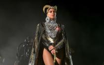 Was bei Beyoncé besonders auffällt, ist die extreme Bandbreite bei der Auswahl ihrer Outfits. Hier sieht man sie in königlicher Robe auf dem Coachella-Festival 2018. Im gleichen Jahr zeigte sie sich auf derselben Veranstaltung ... (Bild: Getty Images/Larry Busacca)