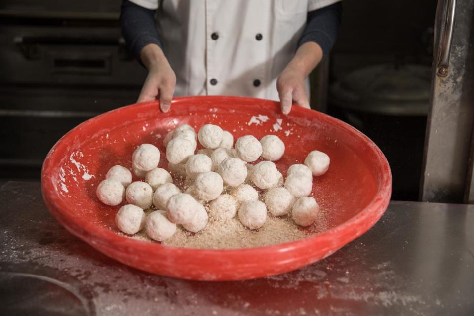 反覆滾搖元宵是要讓餡料均勻裹上糯米粉，也讓皮、餡越滾越密實。