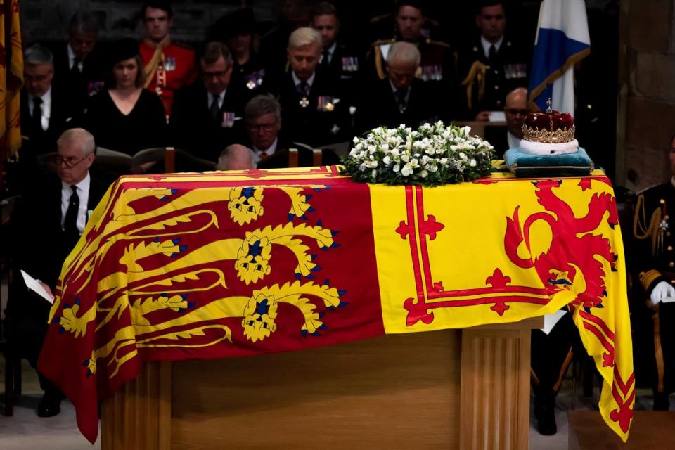 La Corona de Escocia sobre el féretro de la reina Isabel II durante la Ceremonia de Oración y Reflexión por su vida en la Catedral de St. Giles (AP)