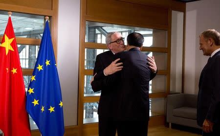 Chinese Premier Li Keqiang is welcomed by European Commission President Jean-Claude Juncker and European Council President Donald Tusk (R) during a EU-China summit in Brussels, Belgium June 1, 2017. REUTERS/Virginia Mayo/Pool