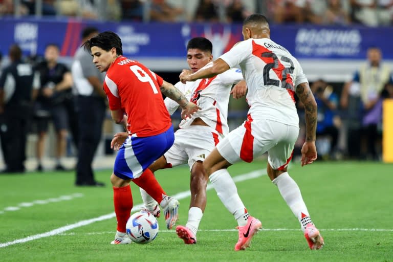 Víctor Dávila, de Chile, disputa la pelota con Piero Quispe (C) y Alexander Callens, de Perú, durante un partido de la Copa América jugado en Arlington, Texas, el 21 de junio de 2024 (Aric Becker)