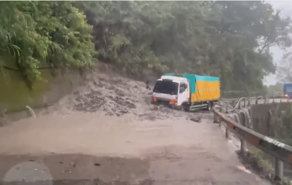 南投仁愛鄉山區遭受超大豪雨重創   圖:翻攝自吳芳銘臉書