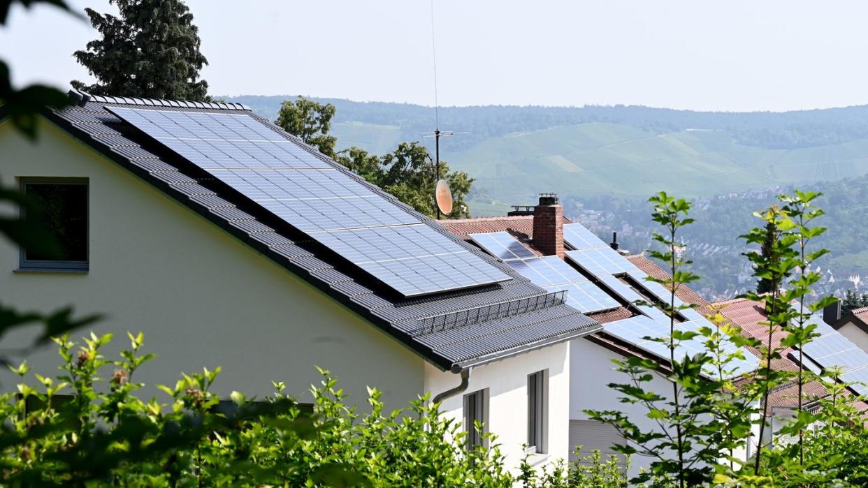 Solaranlagen sind auf Dächern von Wohnhäusern angebracht.