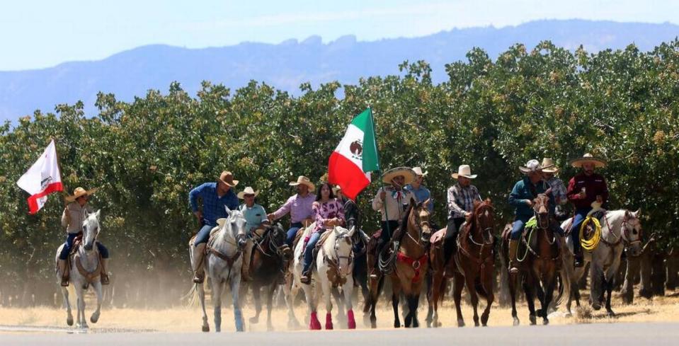 Un grupo de jinetes se dirige al norte, hacia Three Rocks, durante la 45ª Peregrinación Anual a Caballo Joaquín Murrieta, el 30 de julio de 2023. Al fondo, las Three Rocks sobre la Sierra.