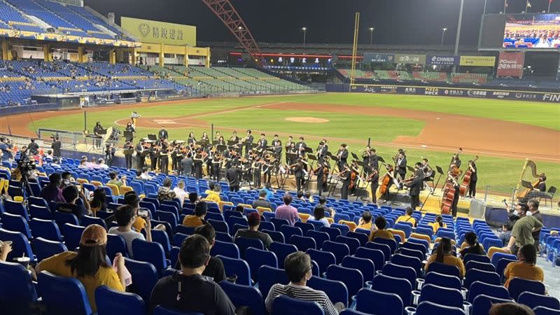 國立台灣交響樂團在洲際球場演出。（圖／中職提供）