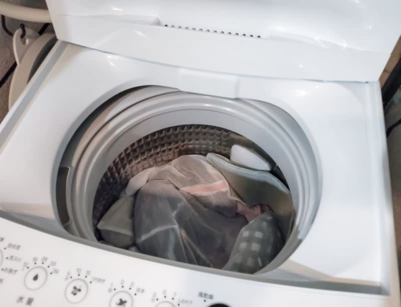 ▲直立式洗衣機適合需要一次清洗大量衣物的使用者。（示意圖／翻攝photoAC）