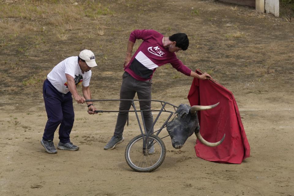 El torero colombiano Sebastián Caqueza, de 33 años, practica en la plaza de Choachí, Colombia, el sábado 22 de junio de 2024. (AP Foto/Fernando Vergara)