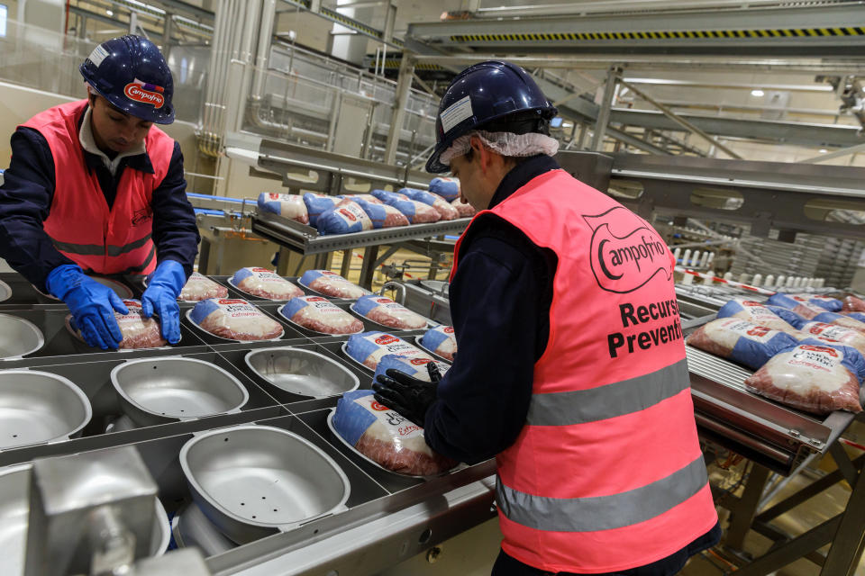 Unos empleados de la multinacional de alimentación Campofrío trabajan en la fábrica de la empresa en Burgos, España, el 23 de noviembre de 2016 (AFP/Archivos | César Manso)