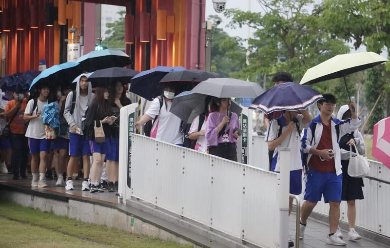 高雄傍晚下起陣雨（2） 中央氣象署24日下午針對高雄地區持續發布大雨特 報，提醒民眾留意雨勢；前鎭區傍晚下起陣雨，學生 與民眾走出輕軌車站後紛紛撐傘擋雨。 中央社記者董俊志攝  113年4月24日 