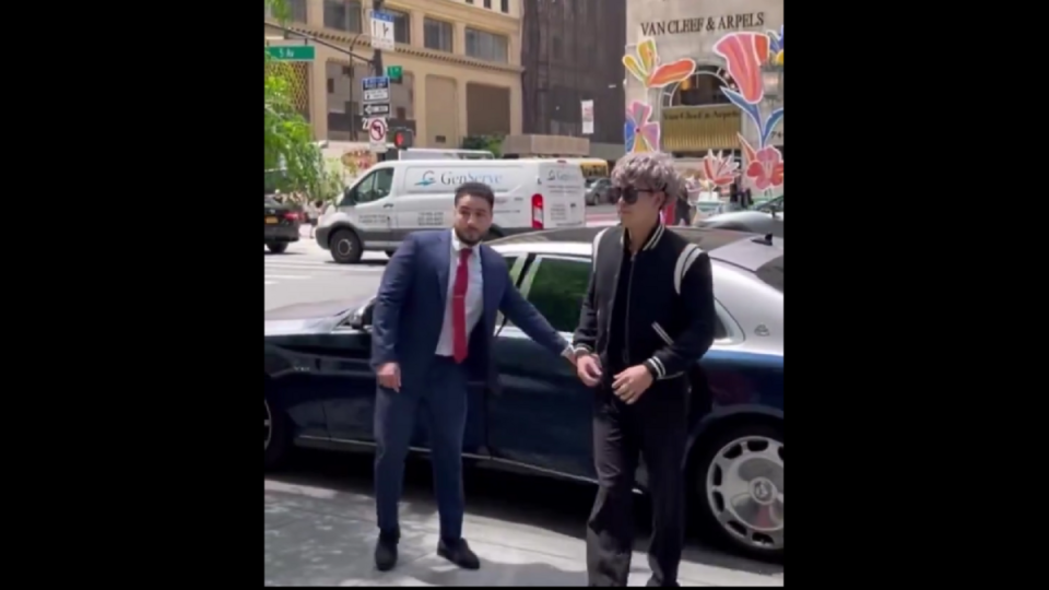 畫面中顯示一位年輕男子下車後進入紐約的一家商店，旁邊跟隨著一名可能是保鑣的男子。據網友稱，這位年輕男子是馬雲的兒子。   圖 : 翻攝自影片