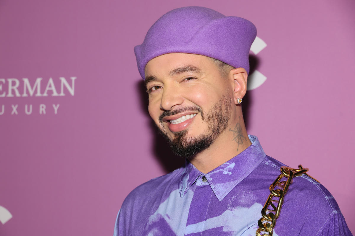 J Balvin y su llamativo look en el desfile de Louis Vuitton 2022