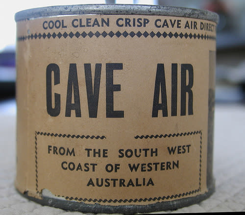 <b>¿Aire de cueva?</b> Sí, señor, esta lata adquirida por su dueño en 1965 contiene, tal como lo indica su etiqueta, una bocana de aire fresco proveniente de un cueva de la costa suroeste de Australia.