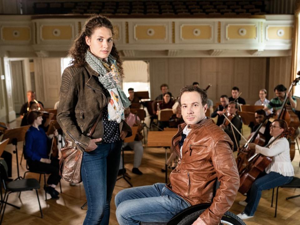 "Die Toten von Salzburg - Schwanengesang": Irene Russmeyer (Fanny Krausz) und Peter Palfinger (Florian Teichtmeister) statten dem Orchester einen Besuch ab. (Bild: ZDF/Toni Muhr)