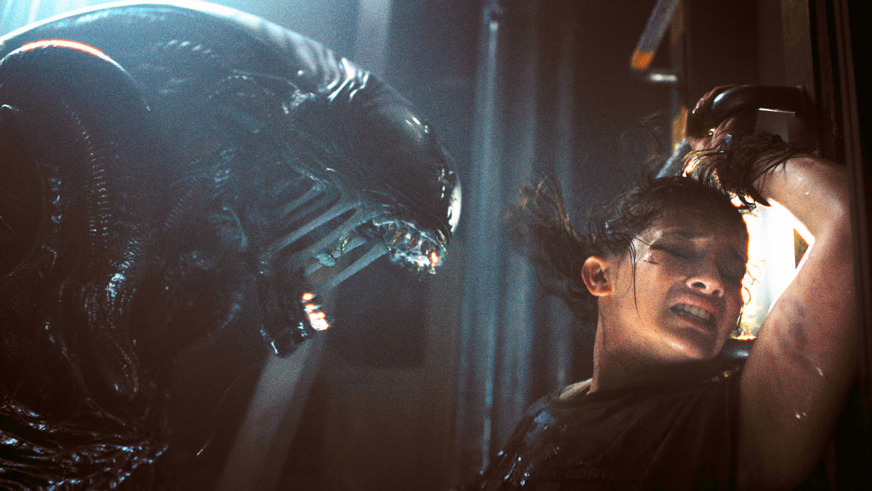  Cailee Spaeny in Alien: Romulus trailer with Xenomorph (2024). 
