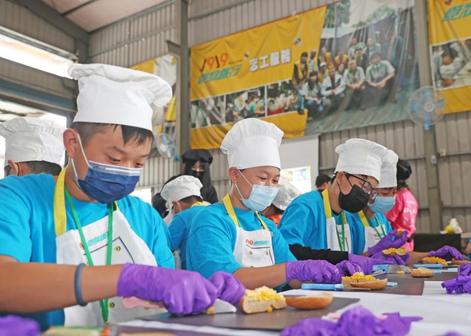 《圖說》新北「環保小局長」惜食課程，利用食物銀行倉儲的格外品或過盛食材，製作創意惜食料理。〈環保局提供〉