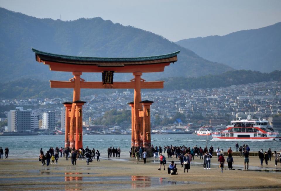 嚴島神社的代表性景觀－大鳥居，位於宮島主島海岸，高約16.6公尺。圖/123RF圖庫