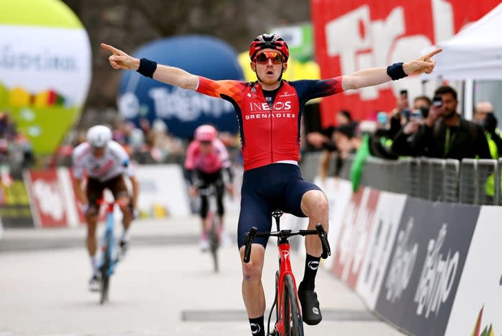 <span class="article__caption">Geoghegan Hart celebrates victory.</span> (Photo: Tim de Waele/Getty Images)