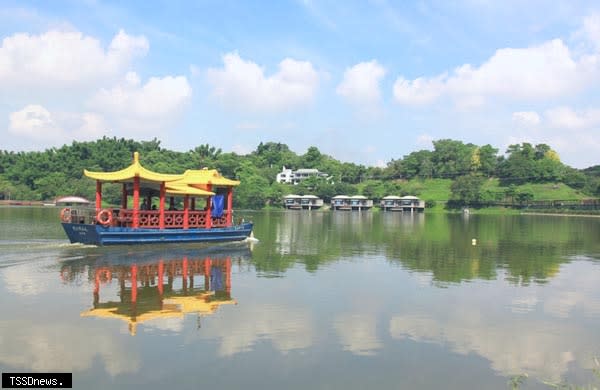 台糖尖山埤江南渡假村擁有大片山水美景，五月推出多項優惠方案，鼓勵子女帶著媽媽來踏青散心。（記者李嘉祥攝）